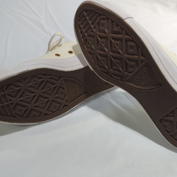 Converse Women's Off-White Sneakers with Gold Accents Size 10... Beautiful!!! - Picture 9 of 15